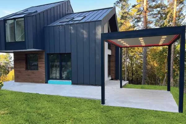 Pérgola bioclimática con lamas orientables instalada en terraza de villa en la Costa del Sol con vistas al Mediterráneo
