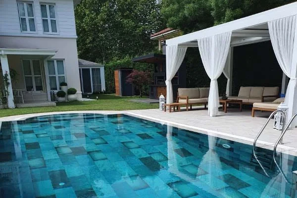 Terraza con pérgola bioclimática y lamas cerradas durante lluvia en Estepona Costa del Sol