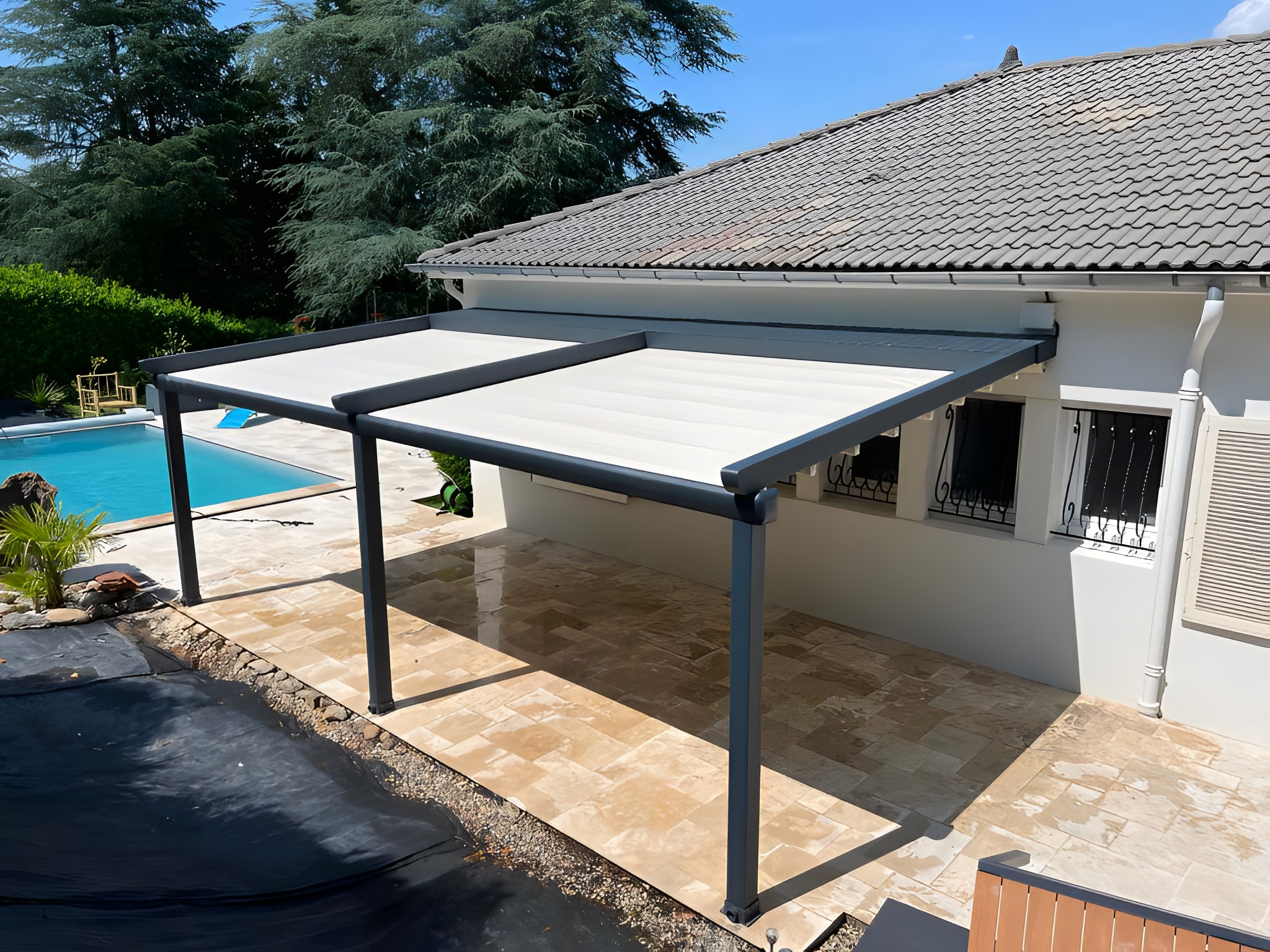Pérgola bioclimática con lamas orientables instalada en terraza