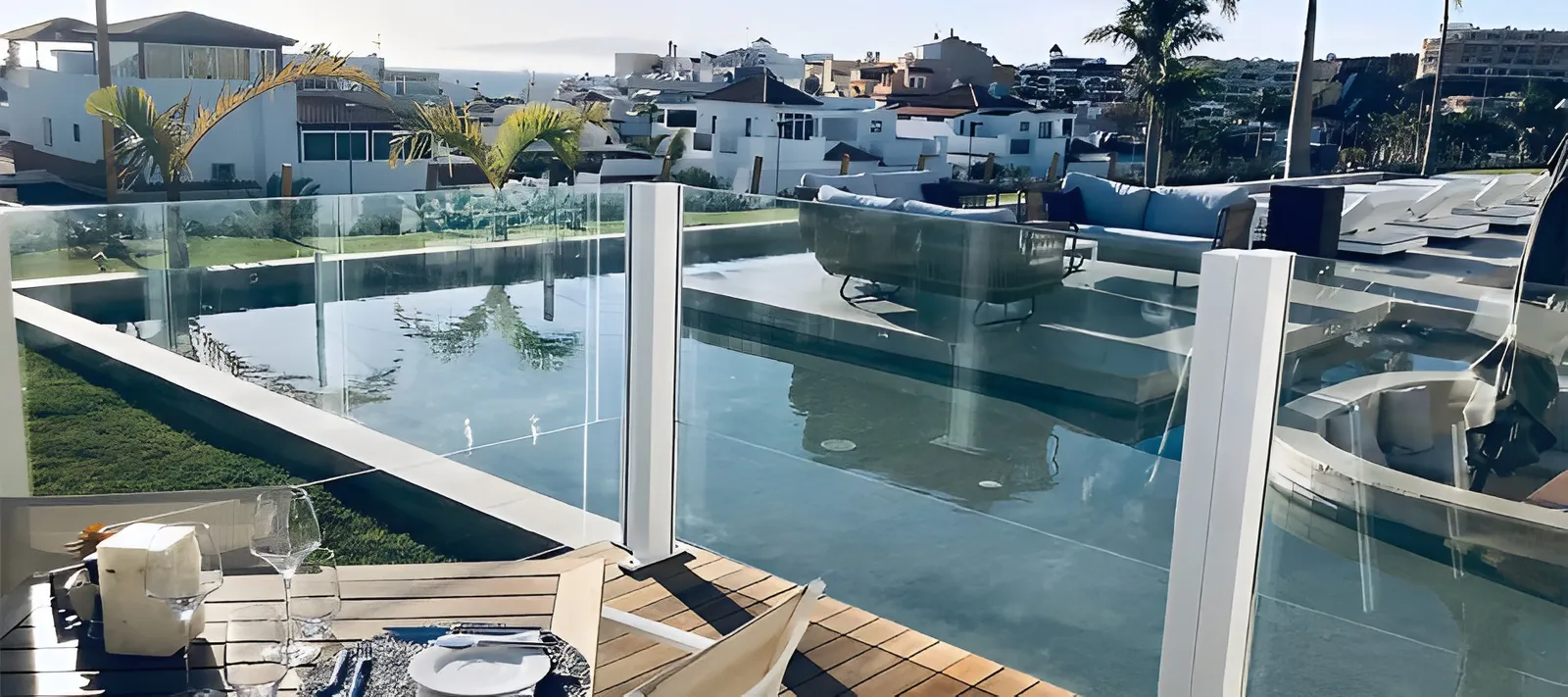 Paravientos de cristal en terraza con vistas panorámicas al mar