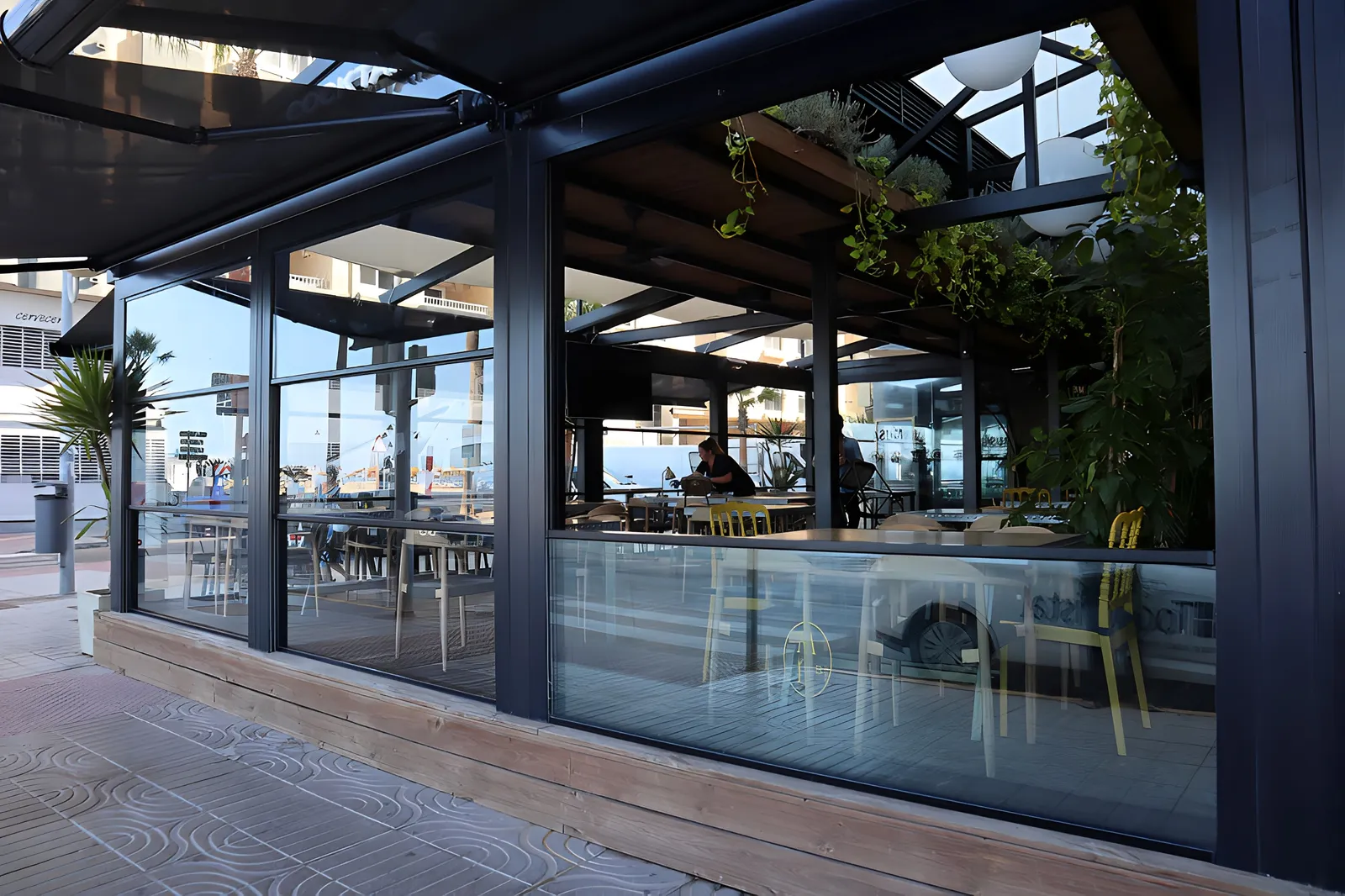 Guillotina de cristal motorizada en terraza con vistas panorámicas