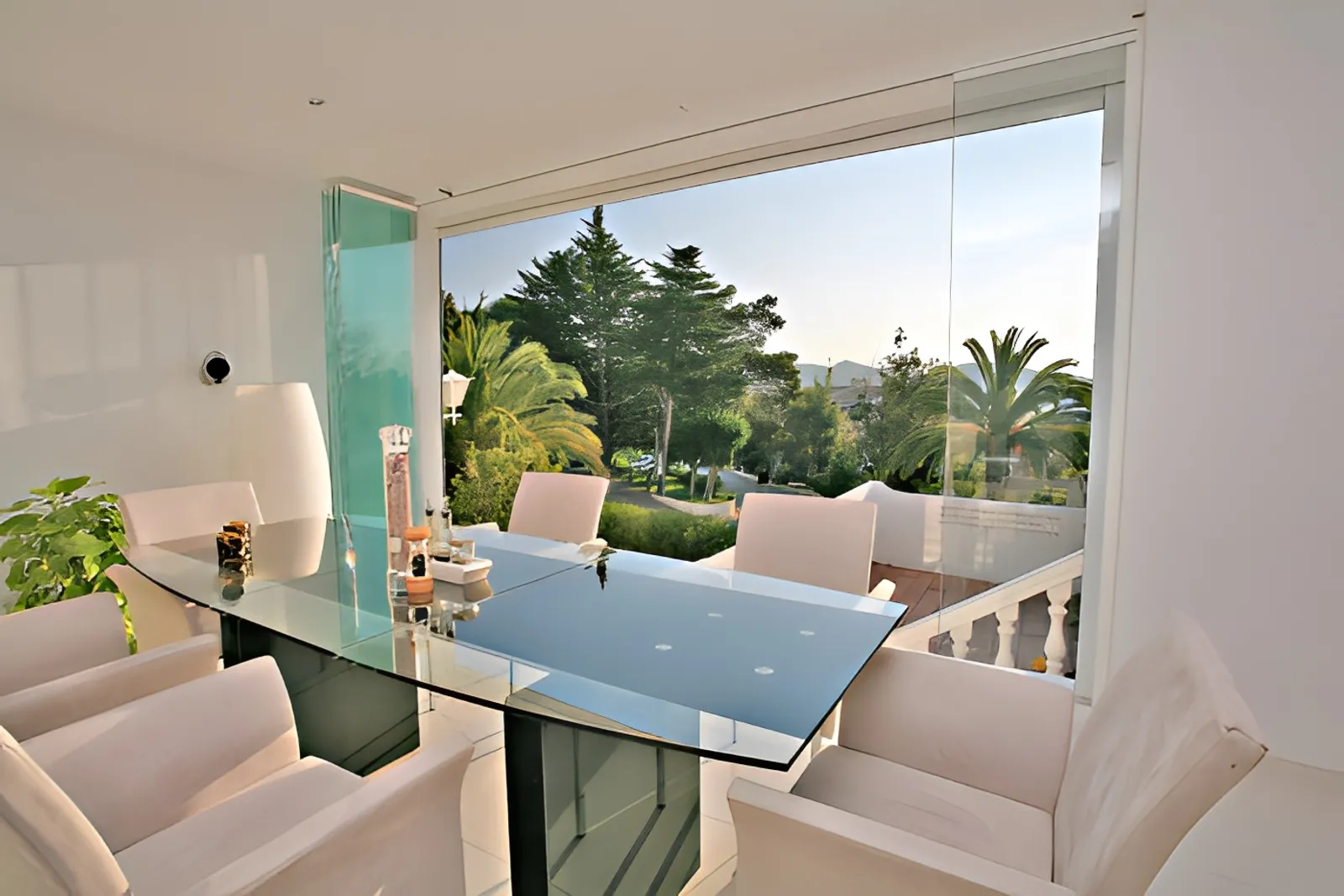 Cortinas de cristal sin perfiles en terraza con vistas panorámicas