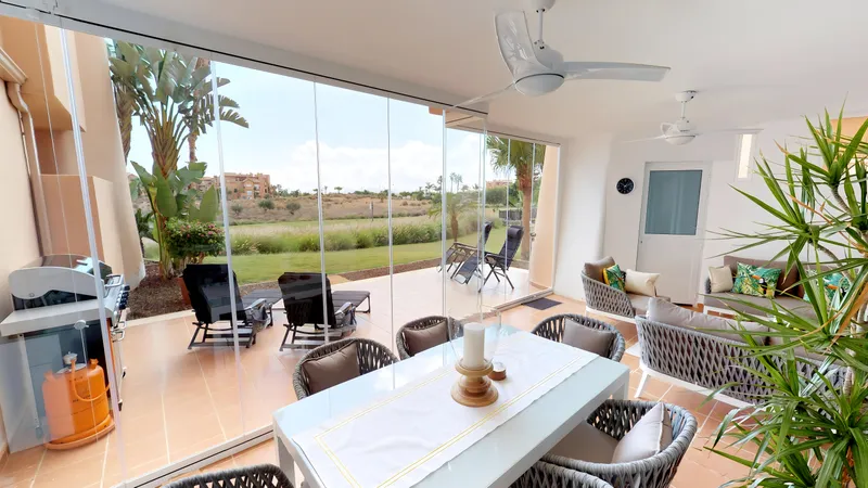 Terraza cerrada con cortinas de cristal sin perfiles