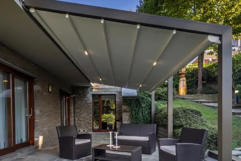 Pérgola retráctil cerrada con iluminación LED integrada en las vigas