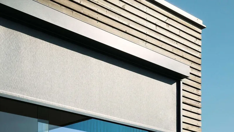 Toldo zip motorizado instalado en pérgola bioclimática