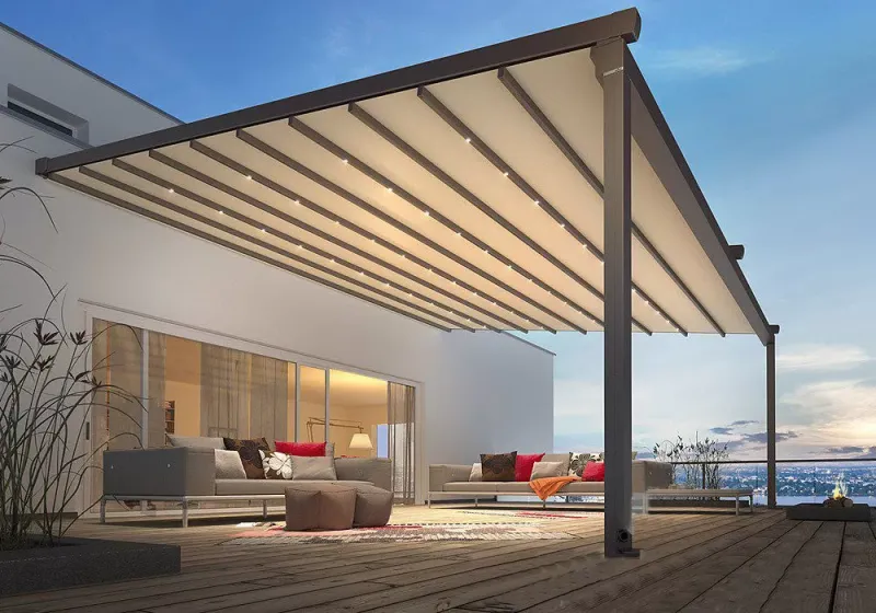Pérgola retráctil con lona PVC abierta mostrando el cielo despejado