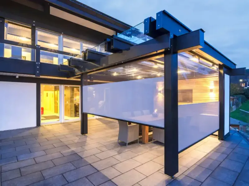 Pérgola bioclimática con lamas de aluminio orientables abiertas
