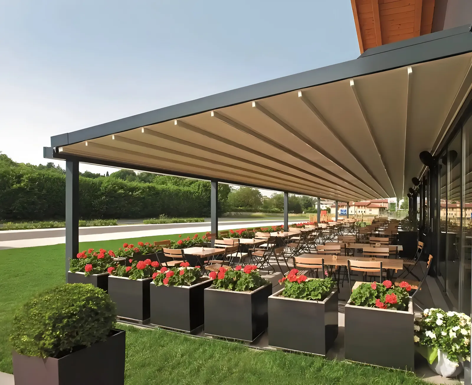 Pérgola retráctil motorizada en terraza con techo de lona PVC abierto al cielo en la Costa del Sol