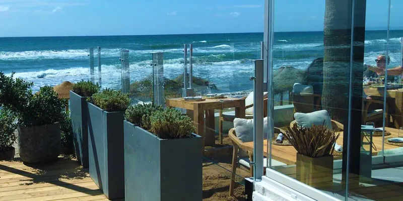 Paravientos de cristal en zona de piscina de villa privada en la Costa del Sol