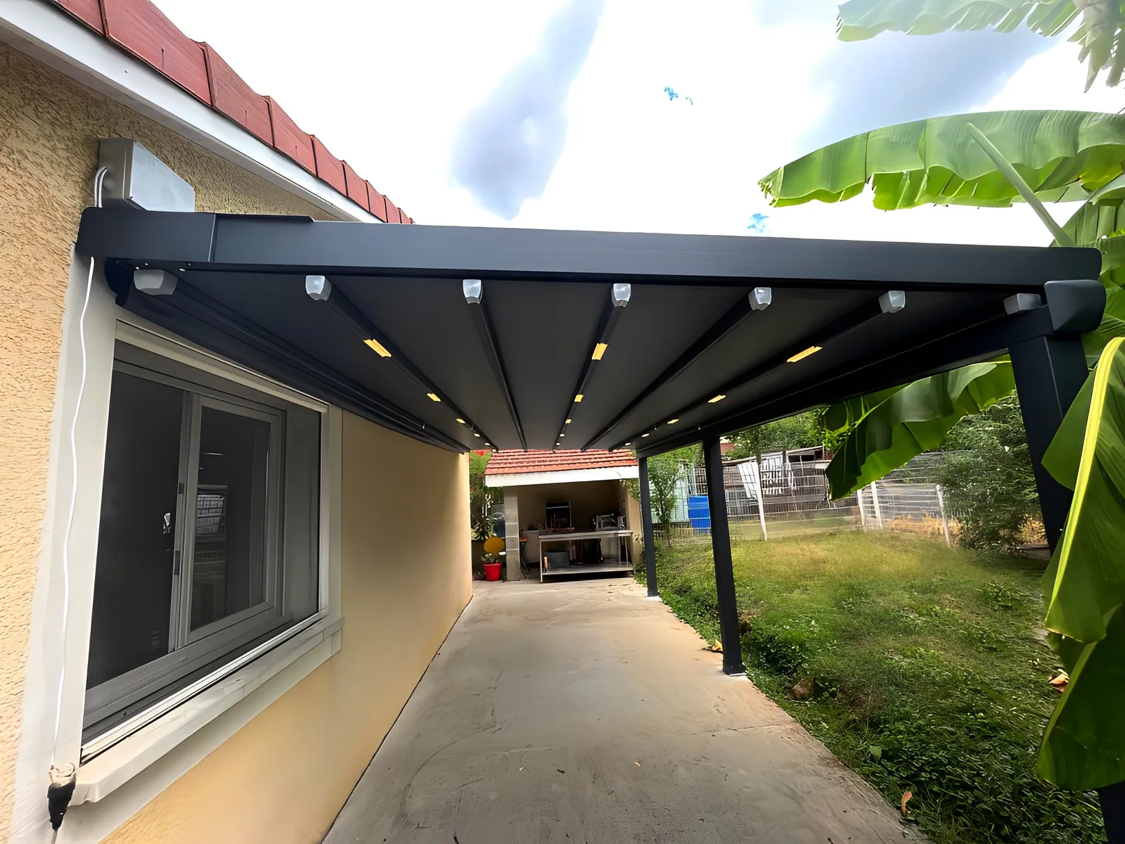 Pérgola bioclimática motorizada en terraza de lujo en la Costa del Sol