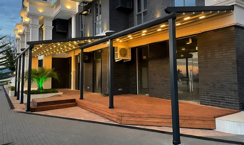 Pérgola bioclimática en terraza de restaurante de lujo en la Costa del Sol