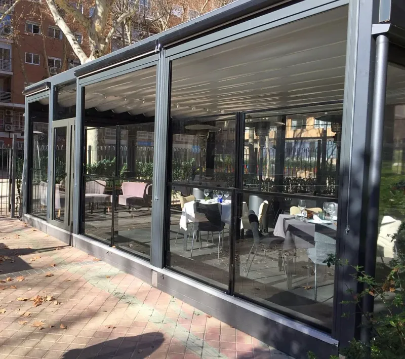 Mamparas cortavientos de cristal en terraza de restaurante