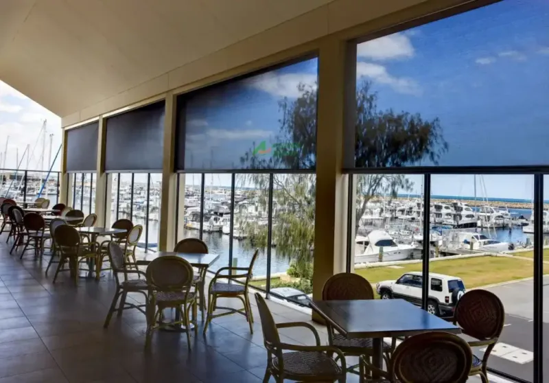 Toldos zip en terraza de restaurante en la Costa del Sol cerrando los laterales de una pérgola bioclimática