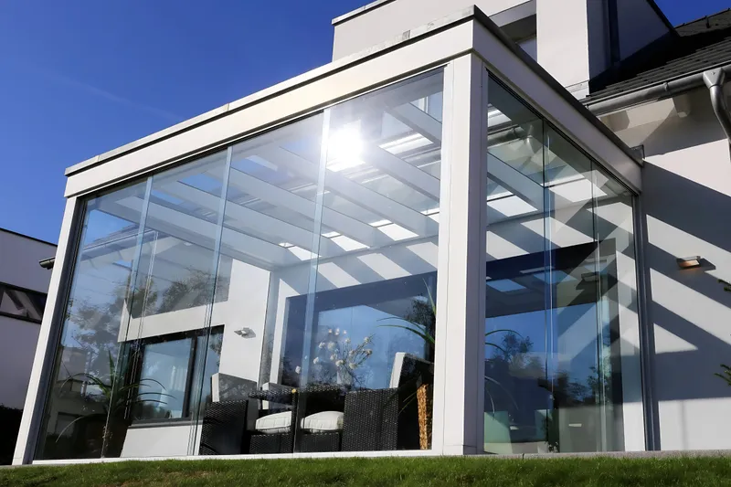 Sistema de cortinas de cristal mostrando apertura total del hueco
